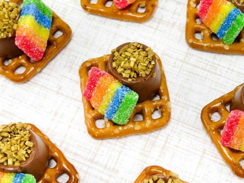 Are you looking for a fun St. Patrick's Day snack that you can make with the kids? These Pot of Gold Pretzels are quick, easy, and so much fun!