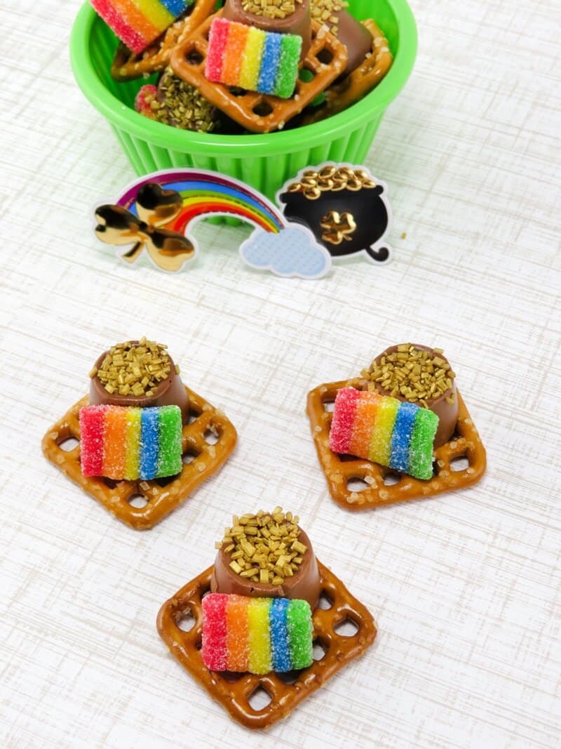 Are you looking for a fun St. Patrick's Day snack that you can make with the kids? These Pot of Gold Pretzels are quick, easy, and so much fun!