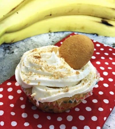 Banana pudding cupcakes: moist, vanilla cupcakes filled with banana pudding and topped with creamy, vanilla frosting and vanilla wafer crumbles.