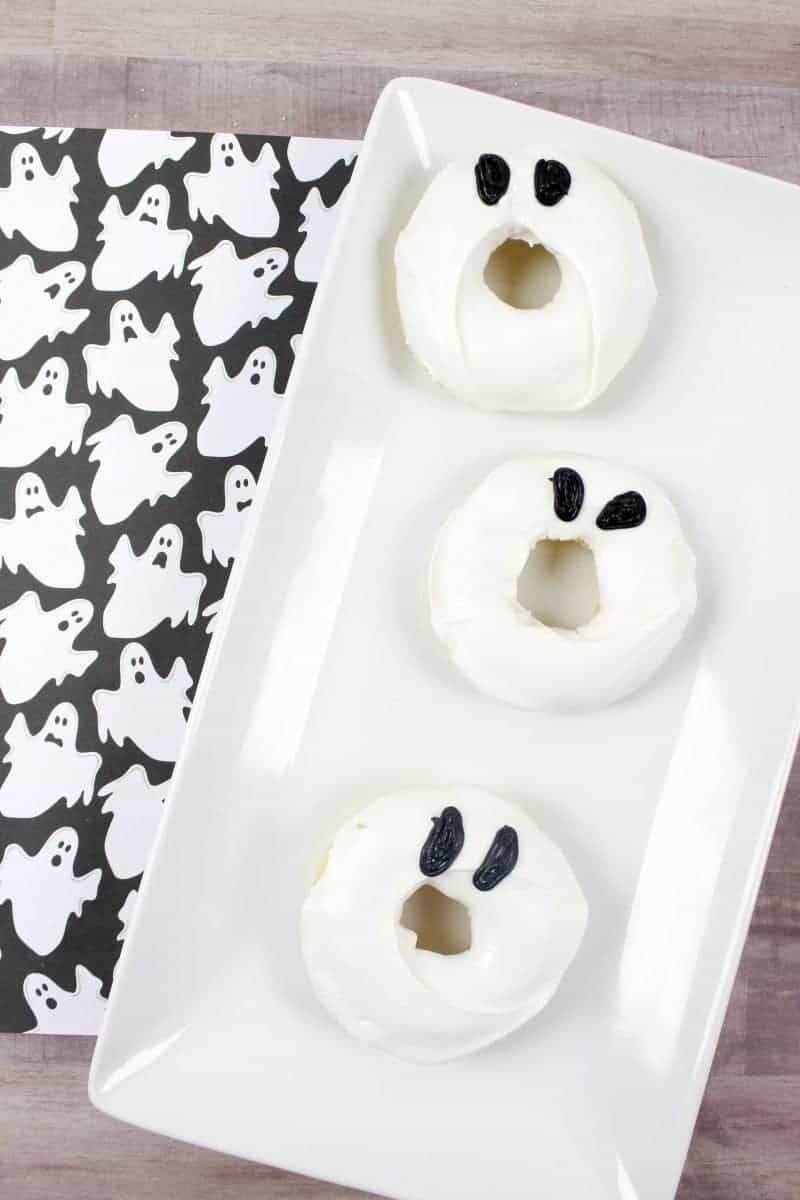 Easy Halloween Treats for SchoolEveryone is sure to love these super cute ghost doughnuts this Halloween. And, you will love how amazingly quick and easy they were to make!