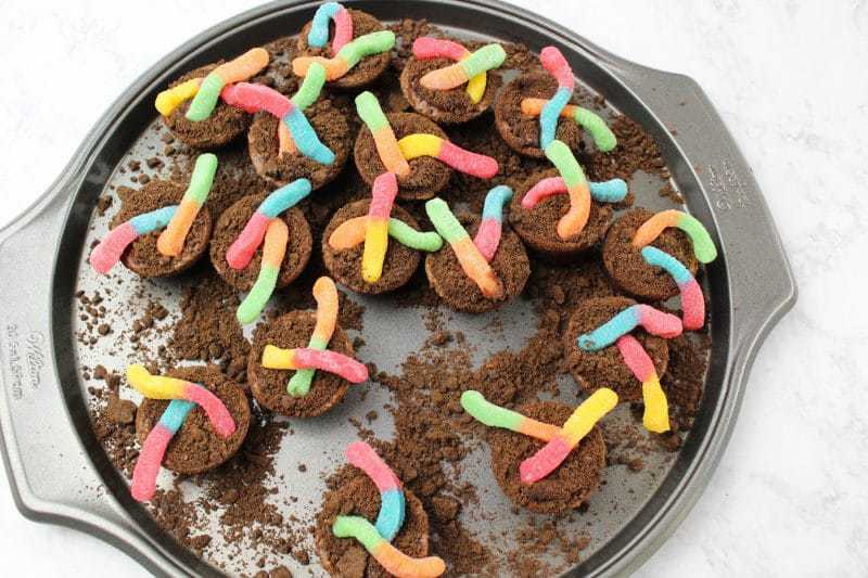 These fun Dirt Cup Brownie Bites are easy to make using brownie mix, chocolate pudding, chocolate cookies, and gummy worms!