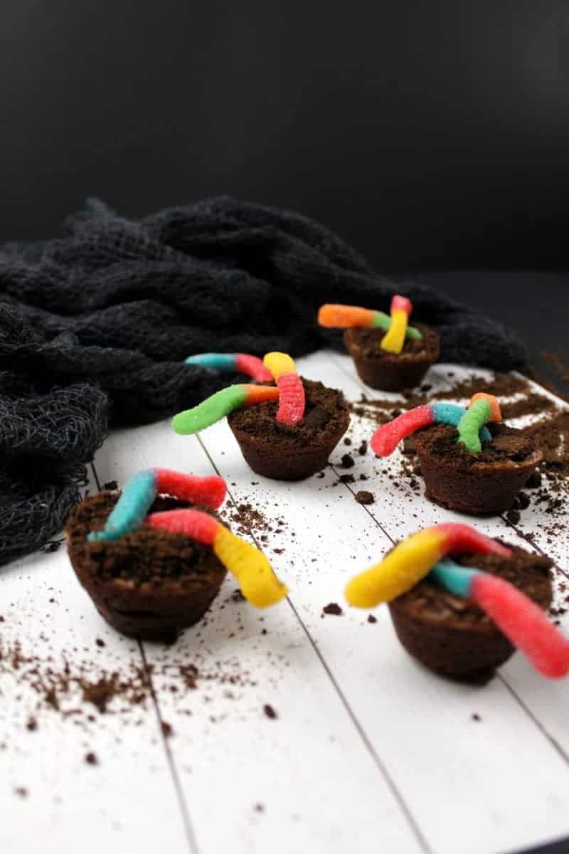 These fun Dirt Cup Brownie Bites are easy to make using brownie mix, chocolate pudding, chocolate cookies, and gummy worms!