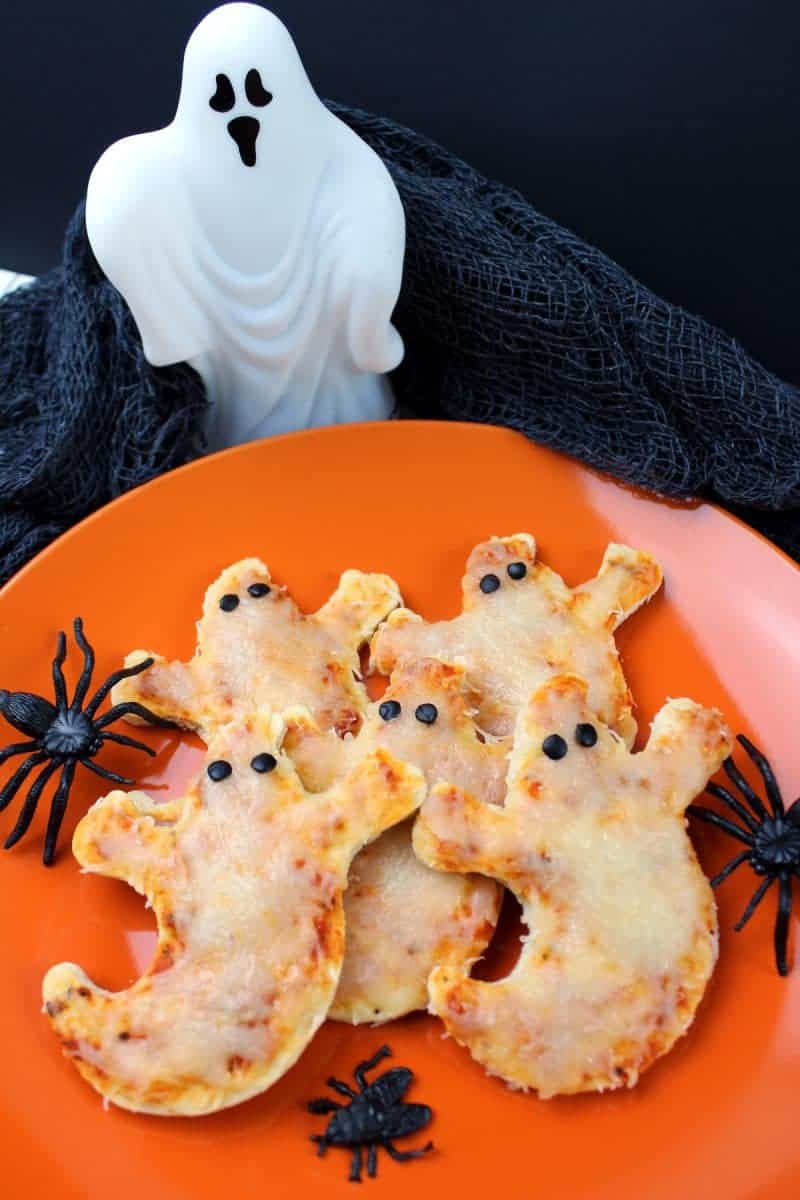 Mini Ghost Pizzas – Easy Halloween Dinner Idea for Kids