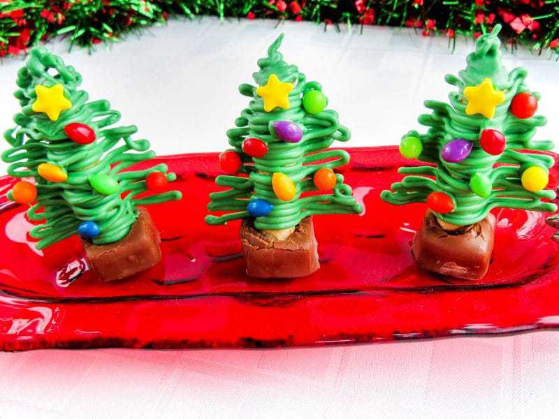 Are you looking for a fun and easy Christmas treat that the kids will go wild for? These Christmas tree treats are perfect!