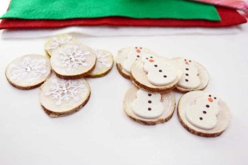 This DIY Christmas Tic Tac Toe board is an easy to make holiday craft perfect for the kids to make as homemade gifts for their classmates and friends.