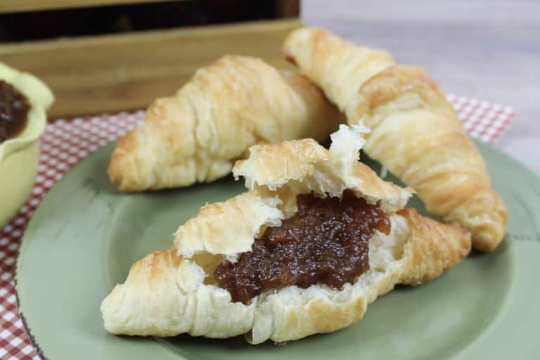 If you love apples, try this delicious homemade crockpot apple butter recipe. You’re going to love how good it tastes on your favorite breakfast bread!