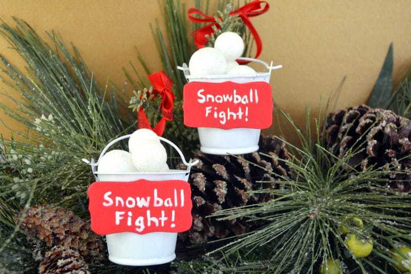 Looking for an easy ornament craft for kids? This snowball fight ornament is fun and easy to make, and a cute homemade addition to your Christmas tree.