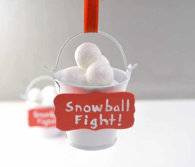 Looking for an easy ornament craft for kids? This snowball fight ornament is fun and easy to make, and a cute homemade addition to your Christmas tree.