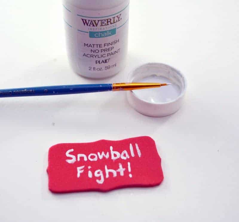 Looking for an easy ornament craft for kids? This snowball fight ornament is fun and easy to make, and a cute homemade addition to your Christmas tree.