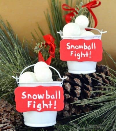 Looking for an easy ornament craft for kids? This snowball fight ornament is fun and easy to make, and a cute homemade addition to your Christmas tree.