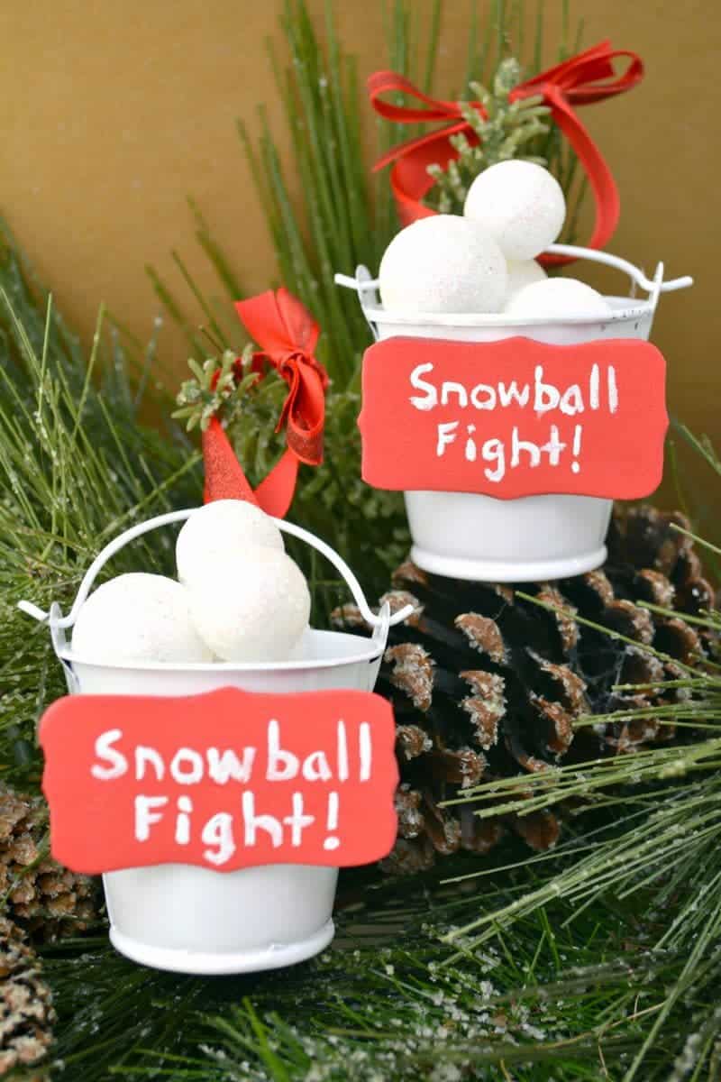 Looking for an easy ornament craft for kids? This snowball fight ornament is fun and easy to make, and a cute homemade addition to your Christmas tree.