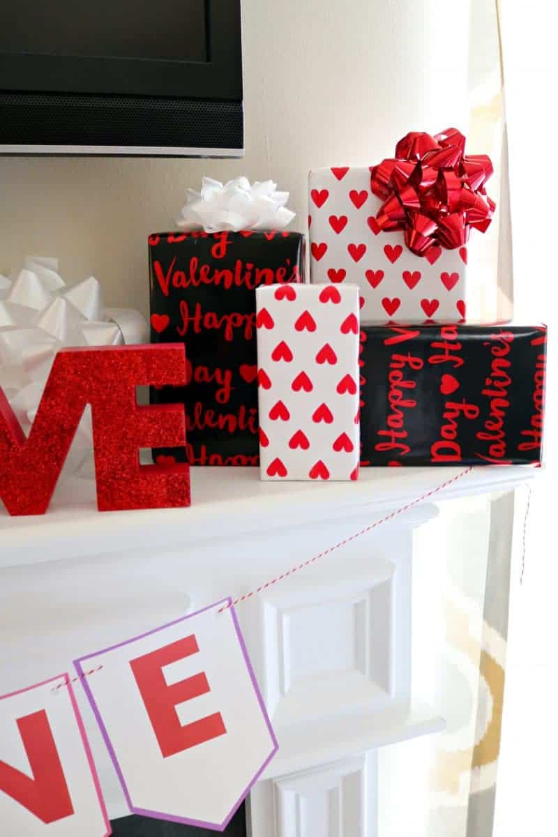 Looking for easy DIY Valentine decor ideas? This "Be Mine" Valentine banner free printable is perfect for hanging across your mantle or wall!