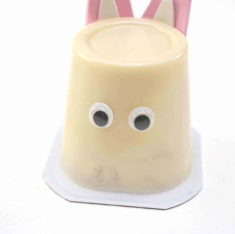 If you’re looking for a cute, simple, inexpensive craft for Easter, these Easter bunny pudding cups are perfect!