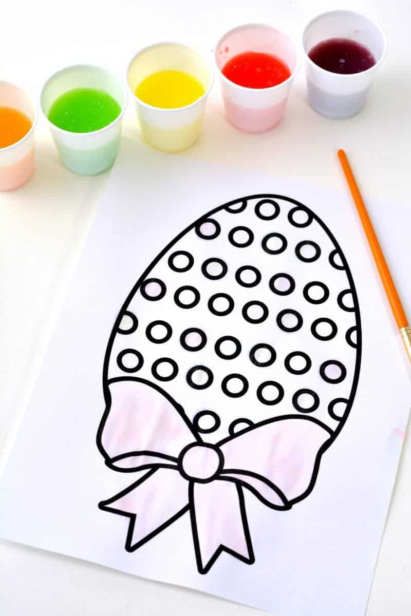 Looking for a fun Easter kids activity?! How about making 2-ingredient watercolor paint with Skittles candies?! See how to make skittles paints and download a free printable Easter egg coloring page.
