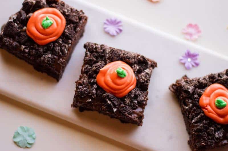 Spring Carrot Patch Brownies are a chocolatey, ooey-gooey, Oreo crumble-covered, delicious Spring treat. These cute garden brownies are perfect to make for dessert on Easter, or for any Spring gathering.