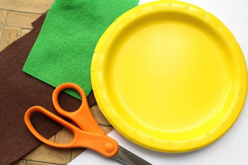 A fun and easy summer craft for kids perfect for home or school. This paper plate pineapple craft is colorful, fun, and easy to make using craft felt or paper, a paper plate, and glue.