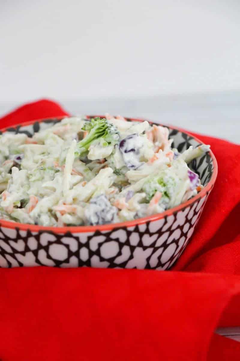 An easy, guilt-free, creamy no mayo coleslaw recipe that makes a great healthy side dish for summer barbecues. 