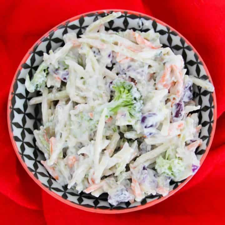 An easy, guilt-free, creamy no mayo coleslaw recipe that makes a great healthy side dish for summer barbecues. 