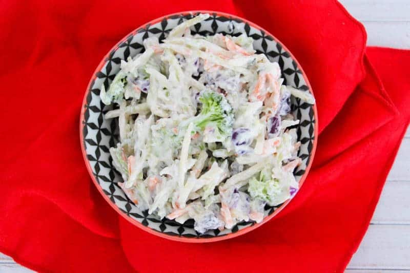 An easy, guilt-free, creamy no mayo coleslaw recipe that makes a great healthy side dish for summer barbecues. 