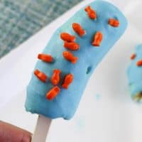 Under the sea banana treats are a fun and easy-to-make kids treat, perfect for under the sea or ocean themed parties. 