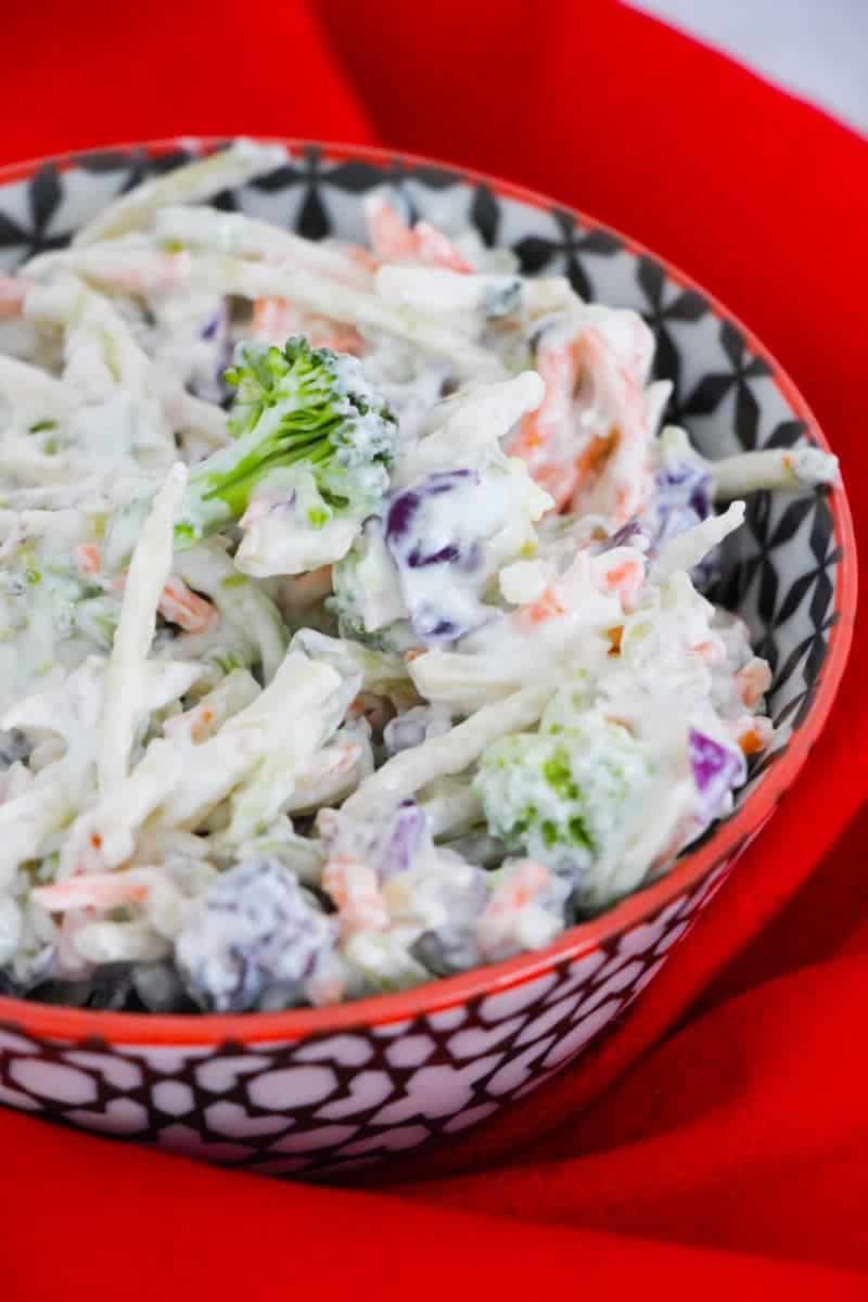 An easy, guilt-free, creamy no mayo coleslaw recipe that makes a great healthy side dish for summer barbecues. 