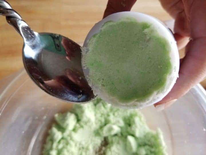 How to Make Homemade Bath Bombs Using Moon Cake Press