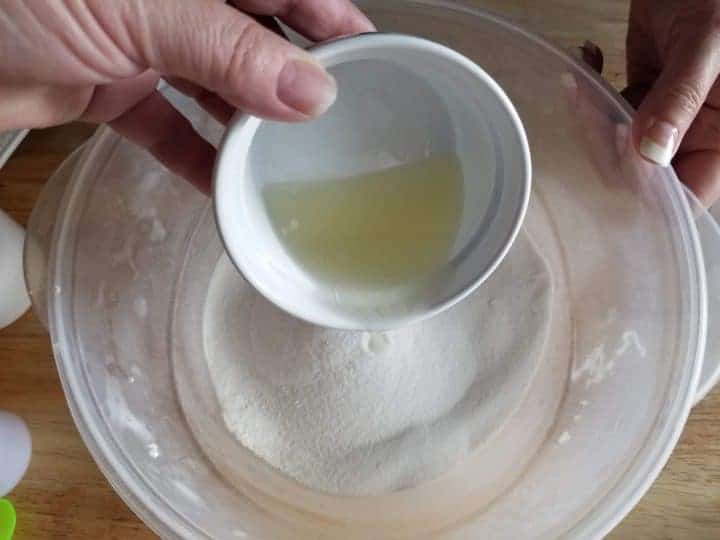 How to Make Homemade Bath Bombs Using Moon Cake Press