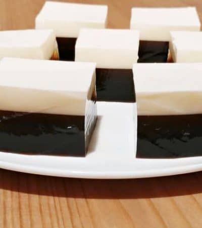 A multi-layer coffee jelly recipe that combines a layer of coffee gelatin and a layer of coconut cream for a light and refreshing dessert.