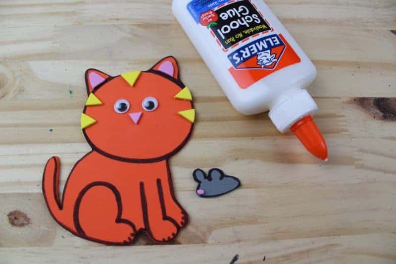 Glue the pieces of the kitten together. Refer to the photos.