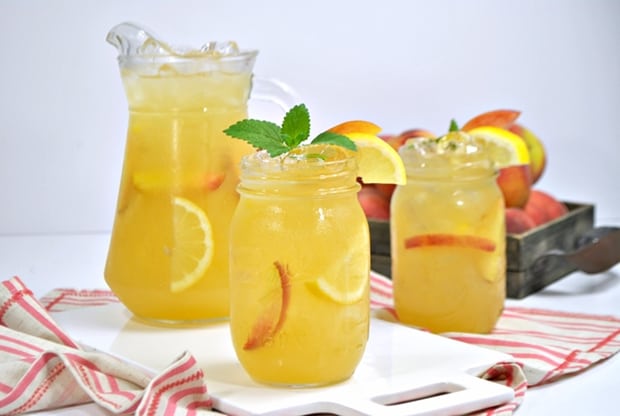 A skinny peach lemonade recipe made using fresh peaches. With no sugar added, this skinny lemonade makes the perfect guilt-free beverage for summertime.