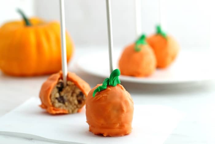 Pumpkin pops are a perfect treat for a Halloween party. These pumpkin-shaped cookie dough pops are easy to make, no oven necessary! 