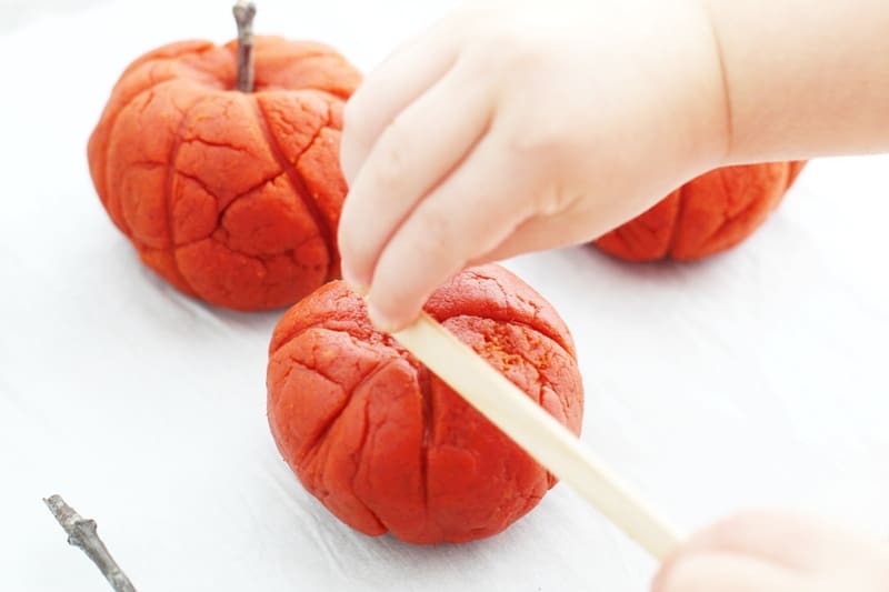 Enjoy Fall sensory play with the little ones with this taste-safe pumpkin spice playdough recipe made with non-toxic ingredients.