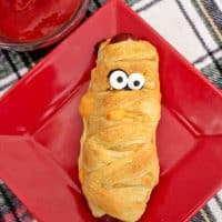 Mummy hot dogs are a fun #Halloween dinner, perfect after a busy night of trick-or-treating. Plus, they are ridiculously easy to make using crescent rolls. #HalloweenRecipes