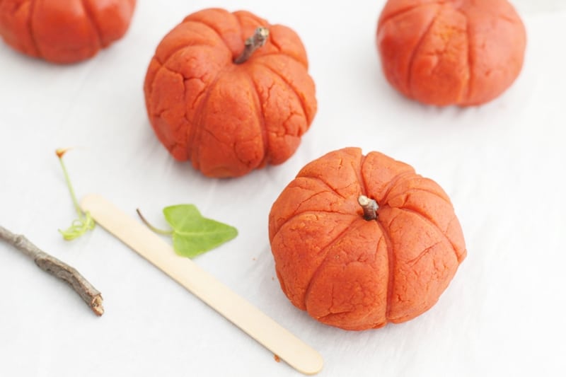 Enjoy Fall sensory play with the little ones with this taste-safe pumpkin spice playdough recipe made with non-toxic ingredients.