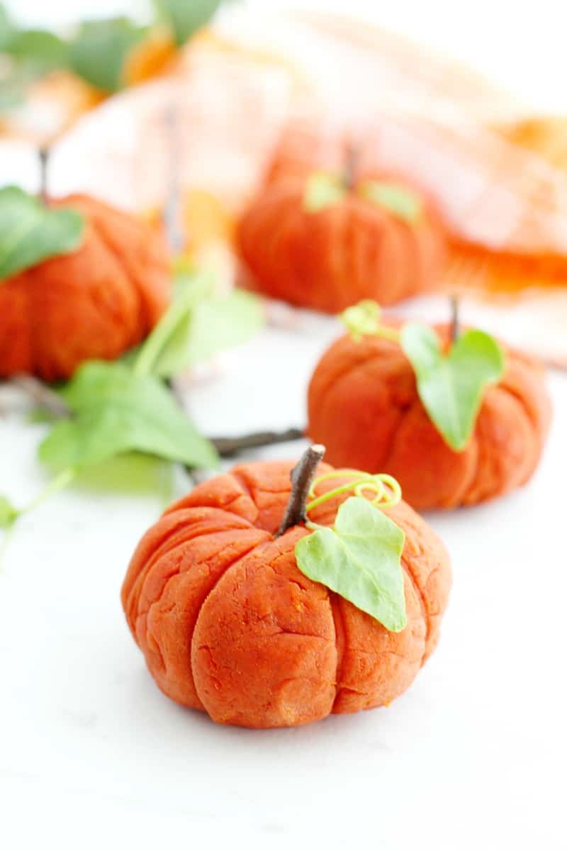 Enjoy Fall sensory play with the little ones with this taste-safe pumpkin spice playdough recipe made with non-toxic ingredients.