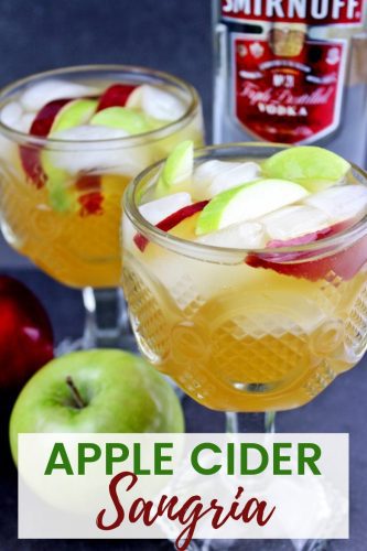 Lätt recept på äppelciderns sangria med vitt vin, äppelcider, Sprite, vodka och äpplen. Denna festliga och uppfriskande äppelcocktail är perfekt att servera på dina semesterfester.