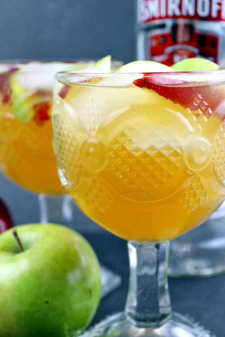 Lätt recept på sangria med äppelcider gjord på vitt vin, äppelcider, Sprite, vodka och äpplen. Denna festliga och uppfriskande äppelcocktail är perfekt att servera på semesterfesterna.