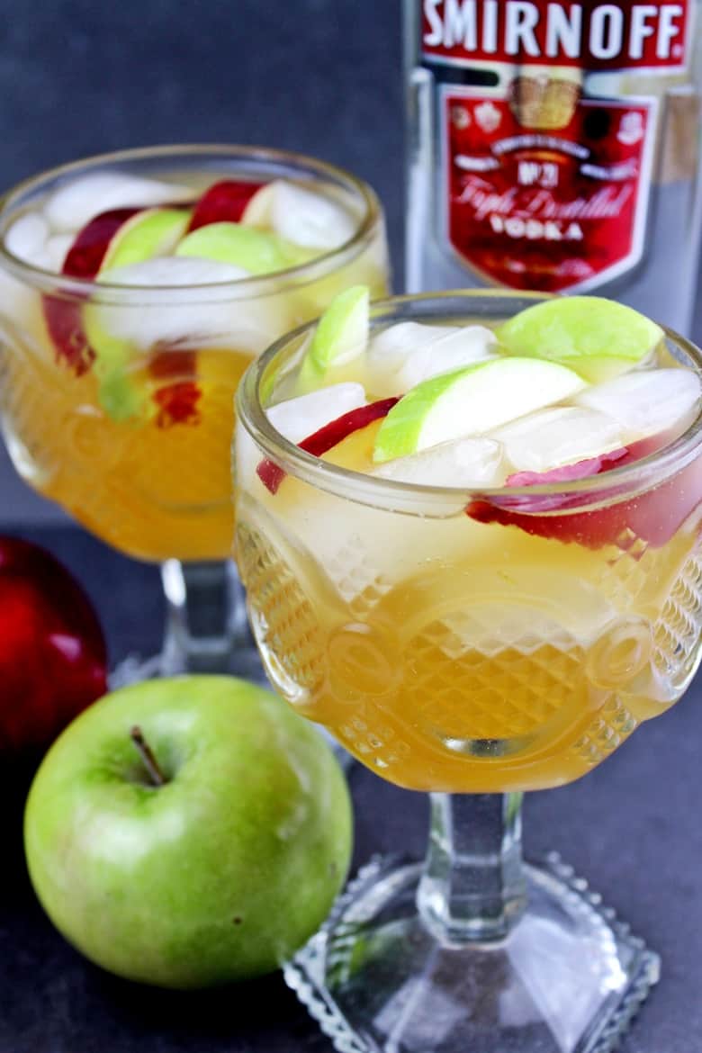  白ワイン、アップルサイダー、スプライト、ウォッカ、リンゴで作る簡単アップルサイダーサングリアレシピです。 このお祝いとさわやかなリンゴのカクテルは、あなたのホリデーパーティーで提供するために最適です。