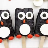 These adorable penguin Rice Krispie Treats take minutes to make using store-bought Rice Krispie Treats, candy melts, and a few candies.
