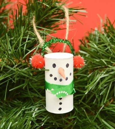 Wine cork snowman ornaments are an easy Christmas craft project great for adults and children alike. Plus, they are a great way to upcycle old wine corks!