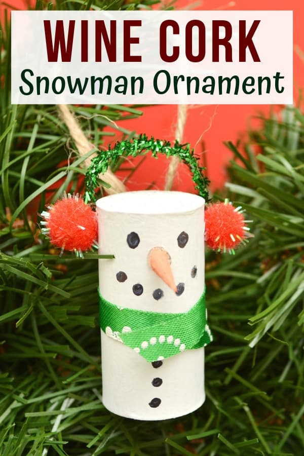 Wine cork snowman ornaments are an easy Christmas craft project great for adults and children alike. Plus, they are a great way to upcycle old wine corks!