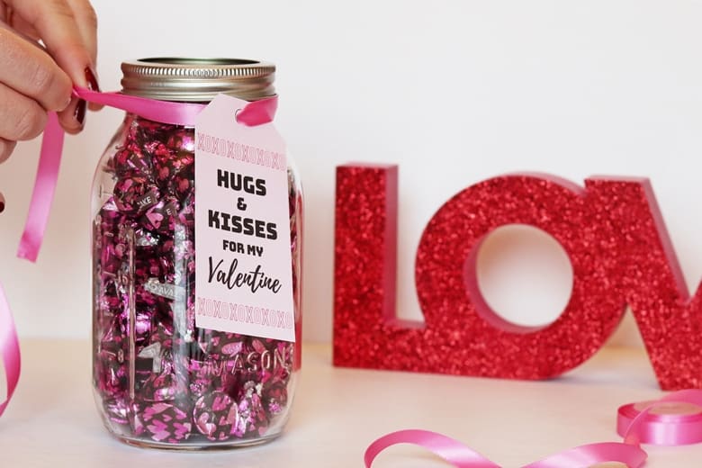 An easy mason jar Hershey Kisses Valentine gift tutorial, complete with a printable "hugs and kisses for my Valentine" label.