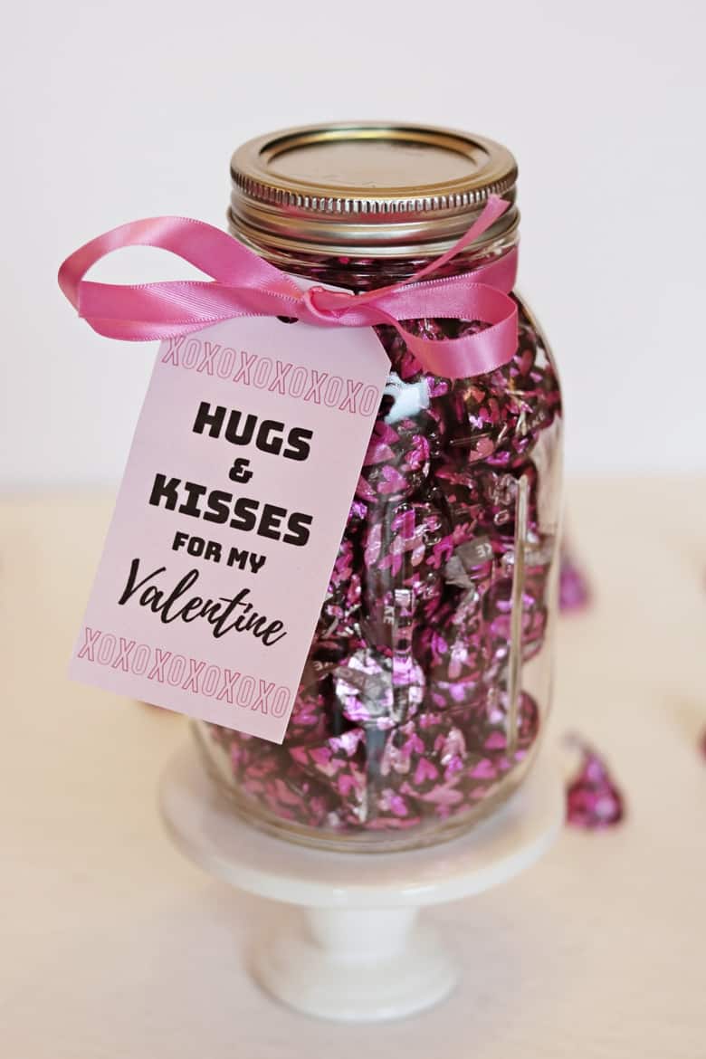 An easy mason jar Hershey Kisses Valentine gift tutorial, complete with a printable "hugs and kisses for my Valentine" label.