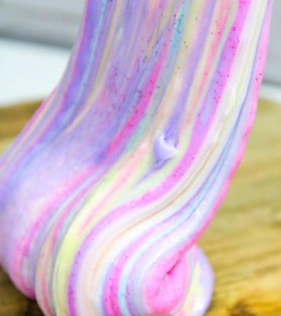Have a little unicorn lover at home? Learn how to make this beautiful borax-free, glittery and fluffy unicorn slime at home. The kids will love it!