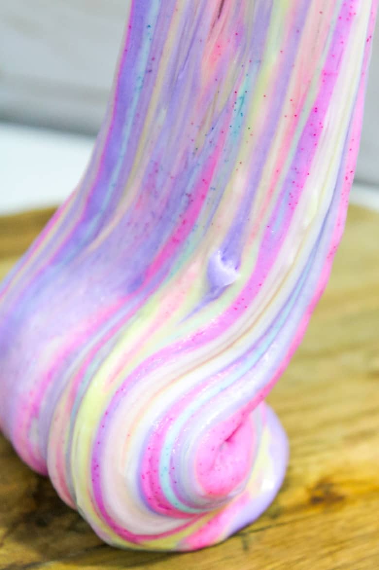 Have a little unicorn lover at home? Learn how to make this beautiful borax-free, glittery and fluffy unicorn slime at home. The kids will love it!