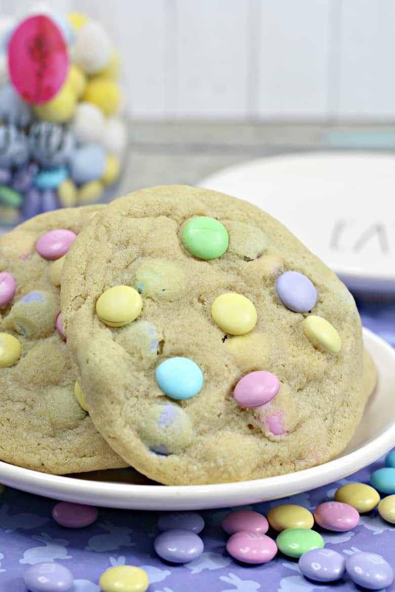 These jumbo Easter cookies are packed with pastel M&M candies and make a delicious and easy dessert, perfect for Easter or for Spring in general.