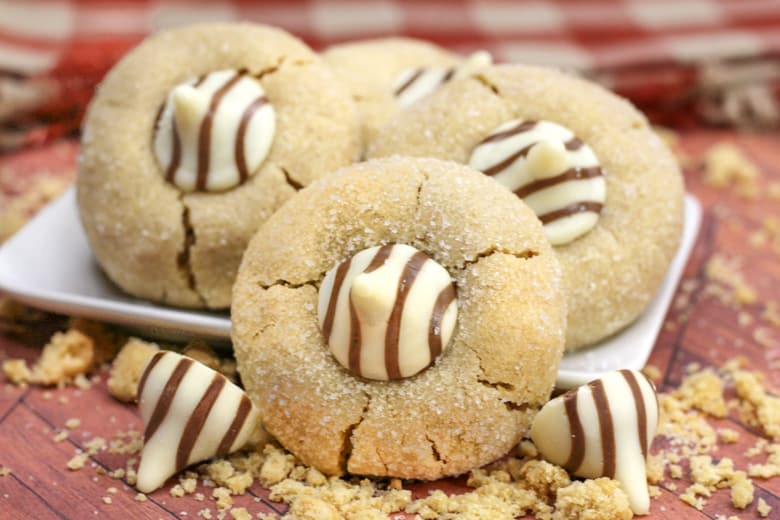 peanut butter blossom cookies plated horizontally