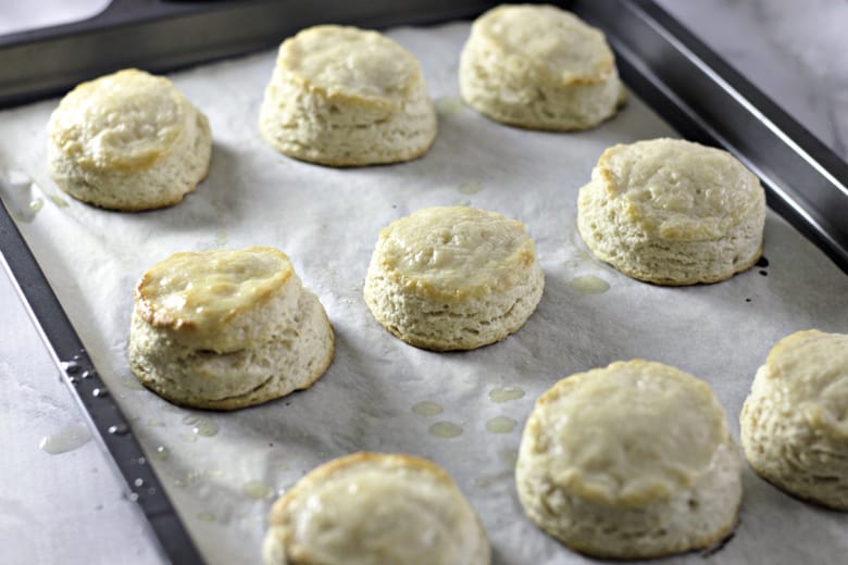 bake buttermilk biscuits
