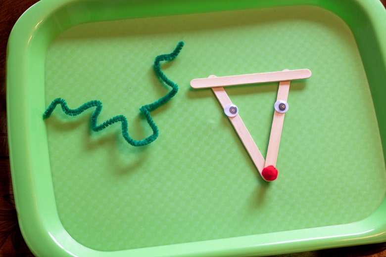 Bend pipe cleaner to give it zig-zag pattern