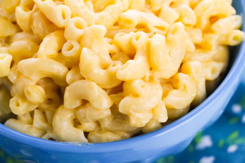 Creamy mac and cheese in a blue bowl
